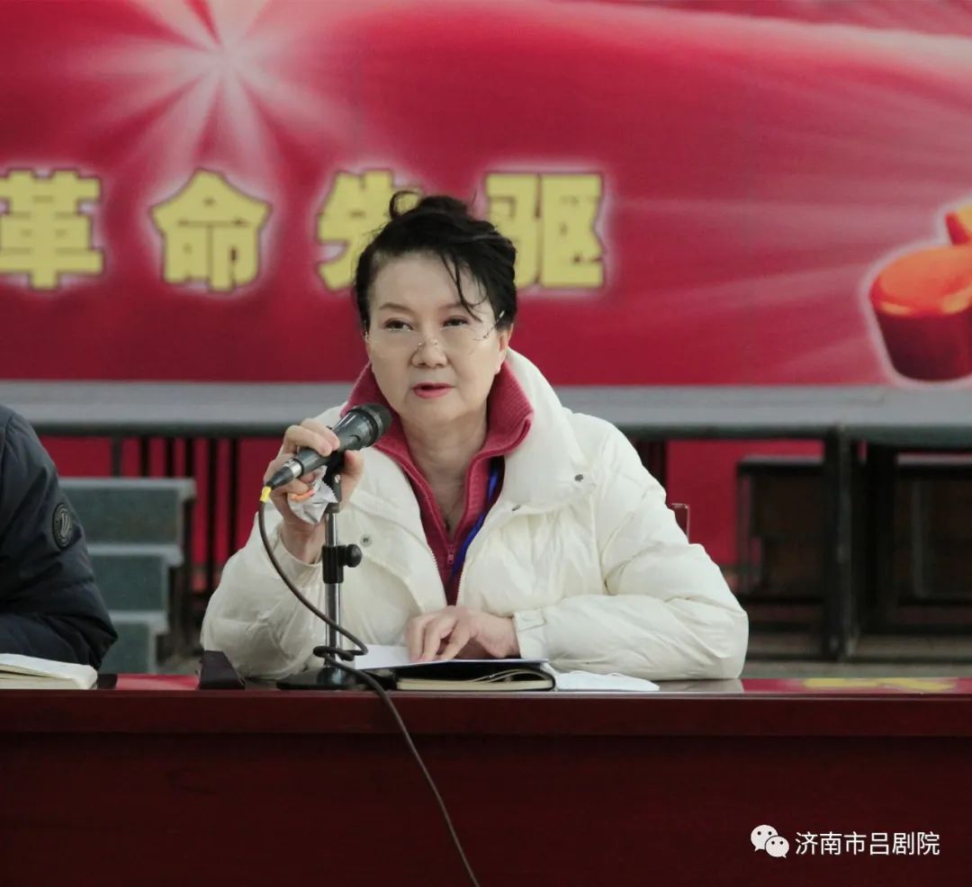 随后,剧院行政负责人王大乾总结了2022年度剧院工作情况,副院长王鲁鲁